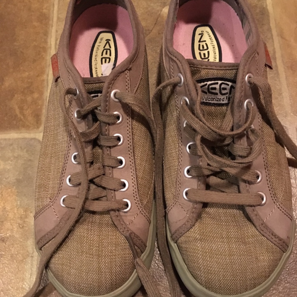 Women’s Keen Arcata khaki shoes women’s size 9.5